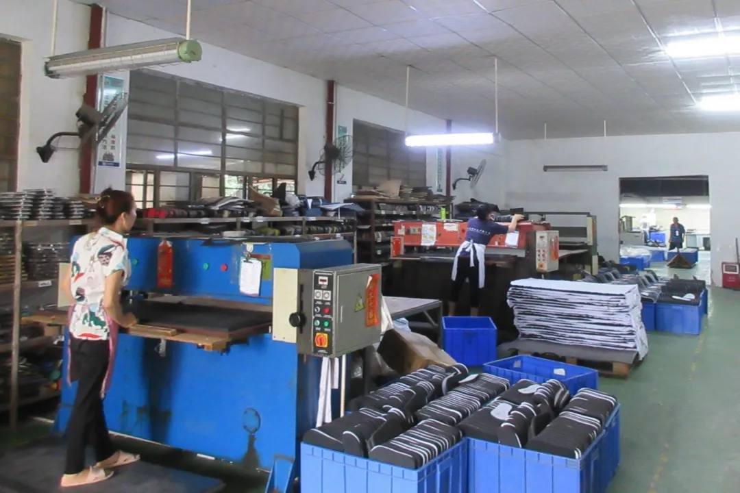 custom-slippers-process-mass production